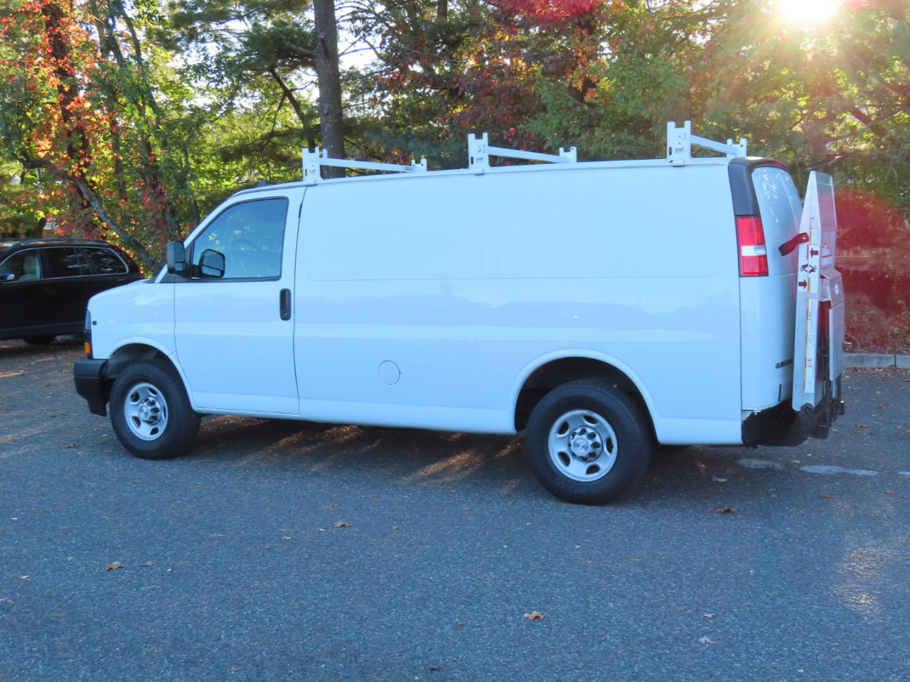 Used 2019 Chevrolet Express 3500 w/ Driver Convenience Package image 3