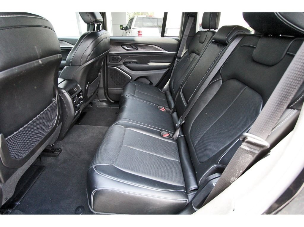 Used 2023 Jeep Grand Cherokee Overland AWD/4WD image 7