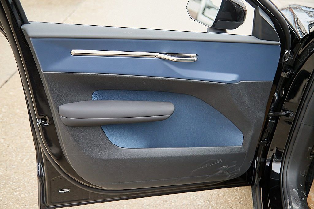 New 2026 Volvo EX30 Plus w/ Protection Package image 7