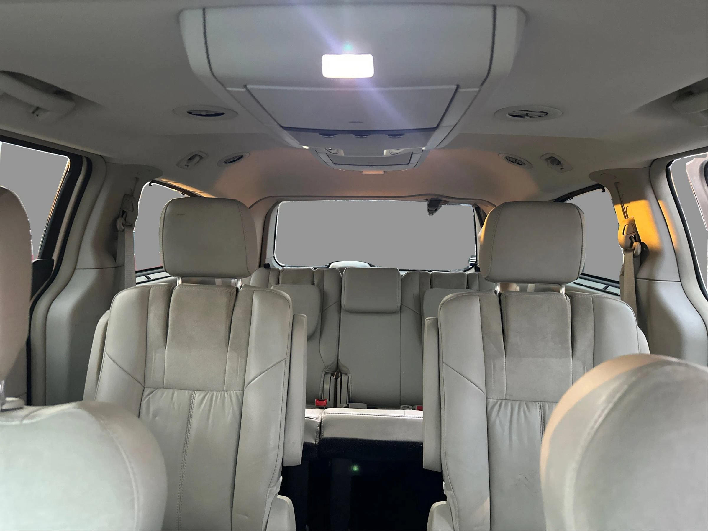Used 2015 Chrysler Town & Country Limited Platinum FWD image 30