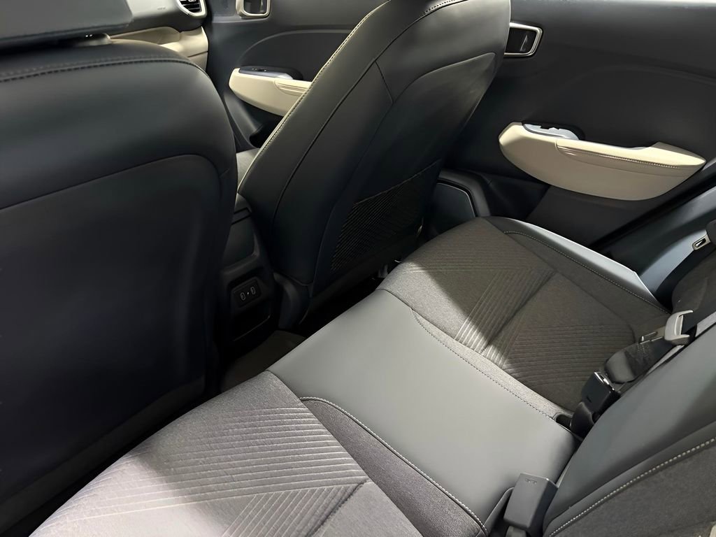 Used 2025 Hyundai Venue Limited FWD image 21