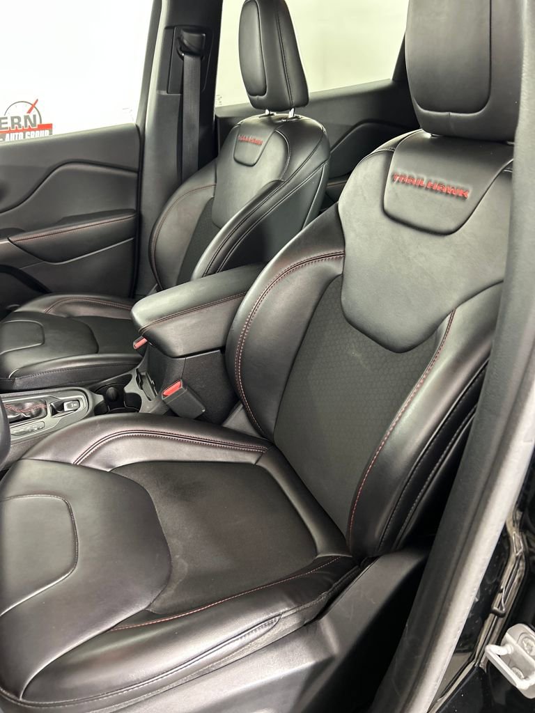 Used 2020 Jeep Cherokee Trailhawk image 2