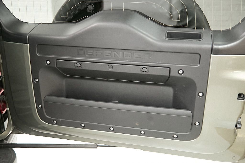 Used 2024 Land Rover Defender 130 X-Dynamic SE image 15
