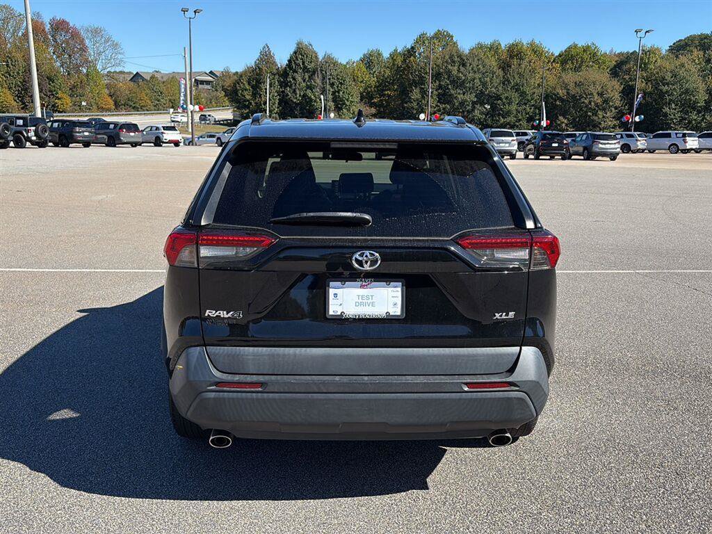 Used 2021 Toyota RAV4 XLE Premium FWD image 4