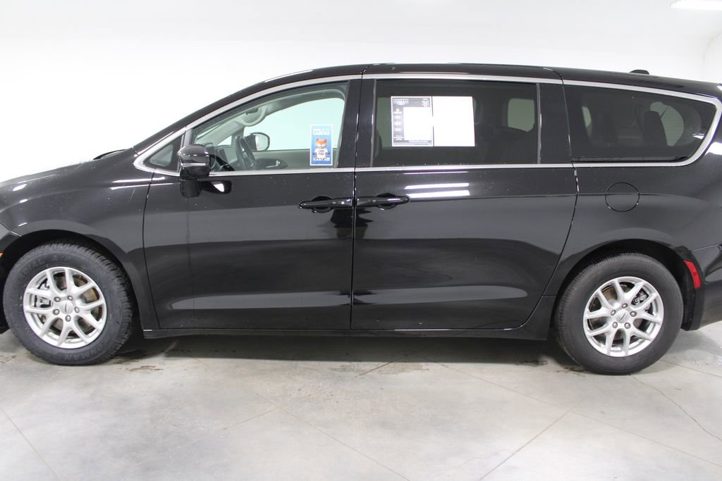 Used 2024 Chrysler Pacifica Touring-L image 6