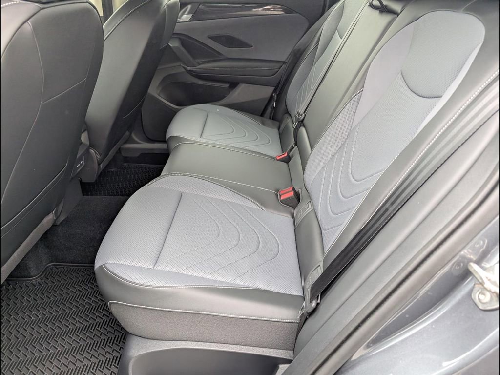 Used 2025 Volkswagen Tiguan SE image 8