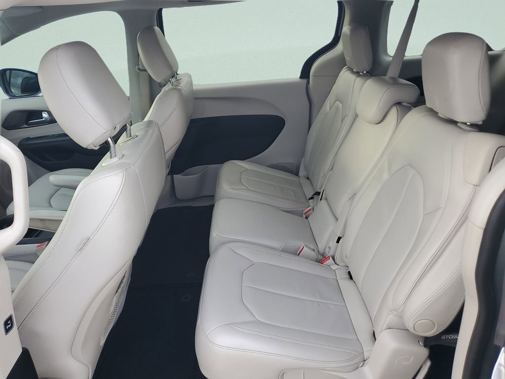 Used 2017 Chrysler Pacifica Touring-L w/ Tire & Wheel Group image 13