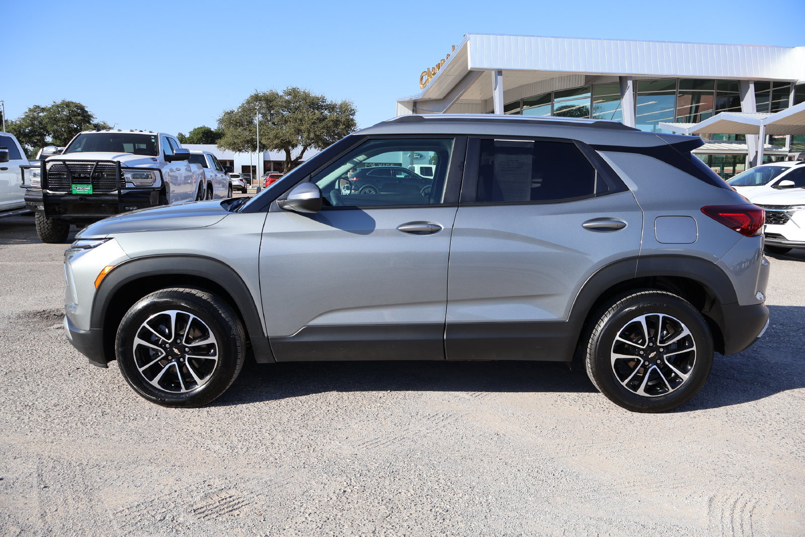 Used 2025 Chevrolet TrailBlazer LT AWD/4WD image 2