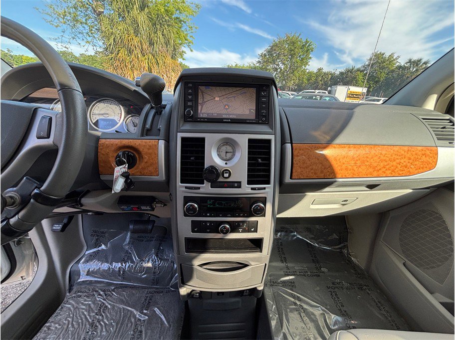Used 2010 Chrysler Town & Country Limited image 11