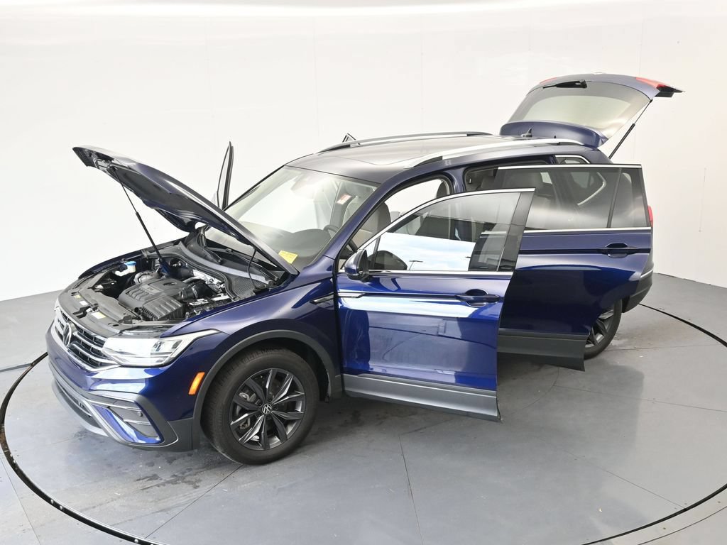 Used 2023 Volkswagen Tiguan SE w/ Panoramic Sunroof Package FWD image 39