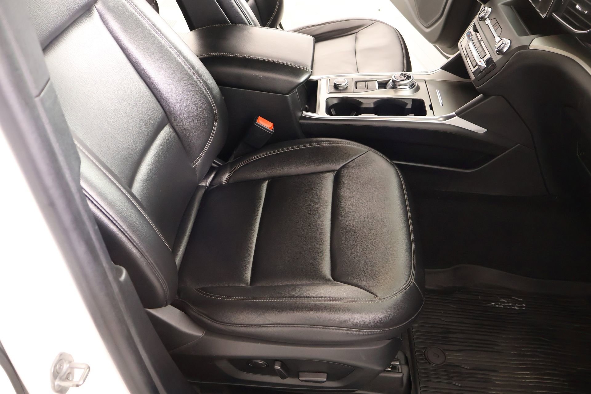 Used 2020 Ford Explorer XLT w/ Equipment Group 202A image 14