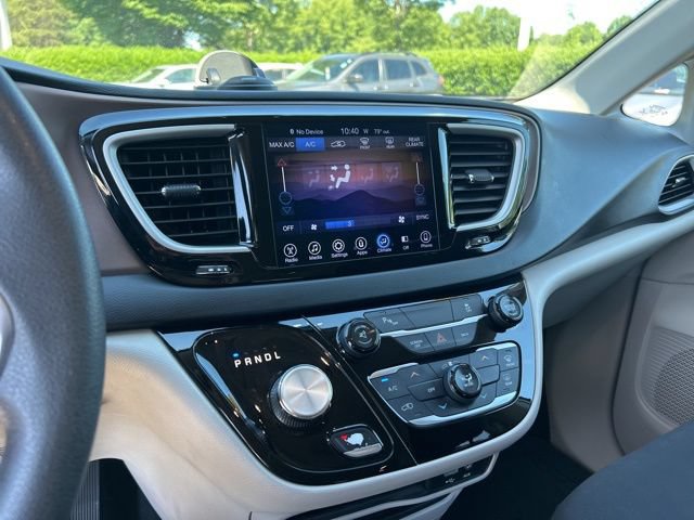 Used 2017 Chrysler Pacifica Touring FWD image 24