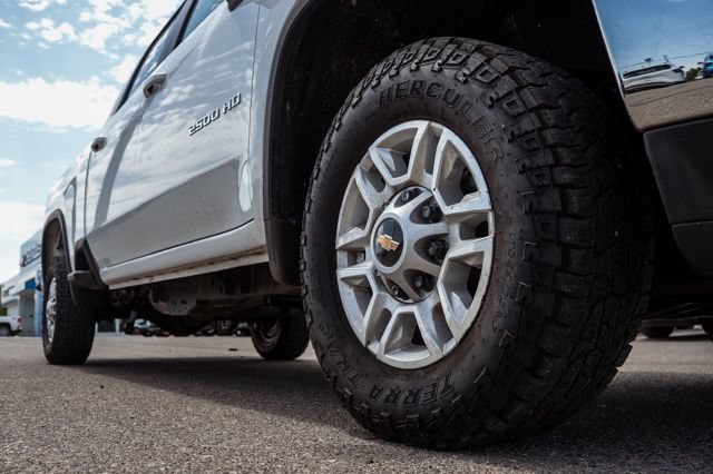 Used 2022 Chevrolet Silverado 2500 LT AWD/4WD image 13