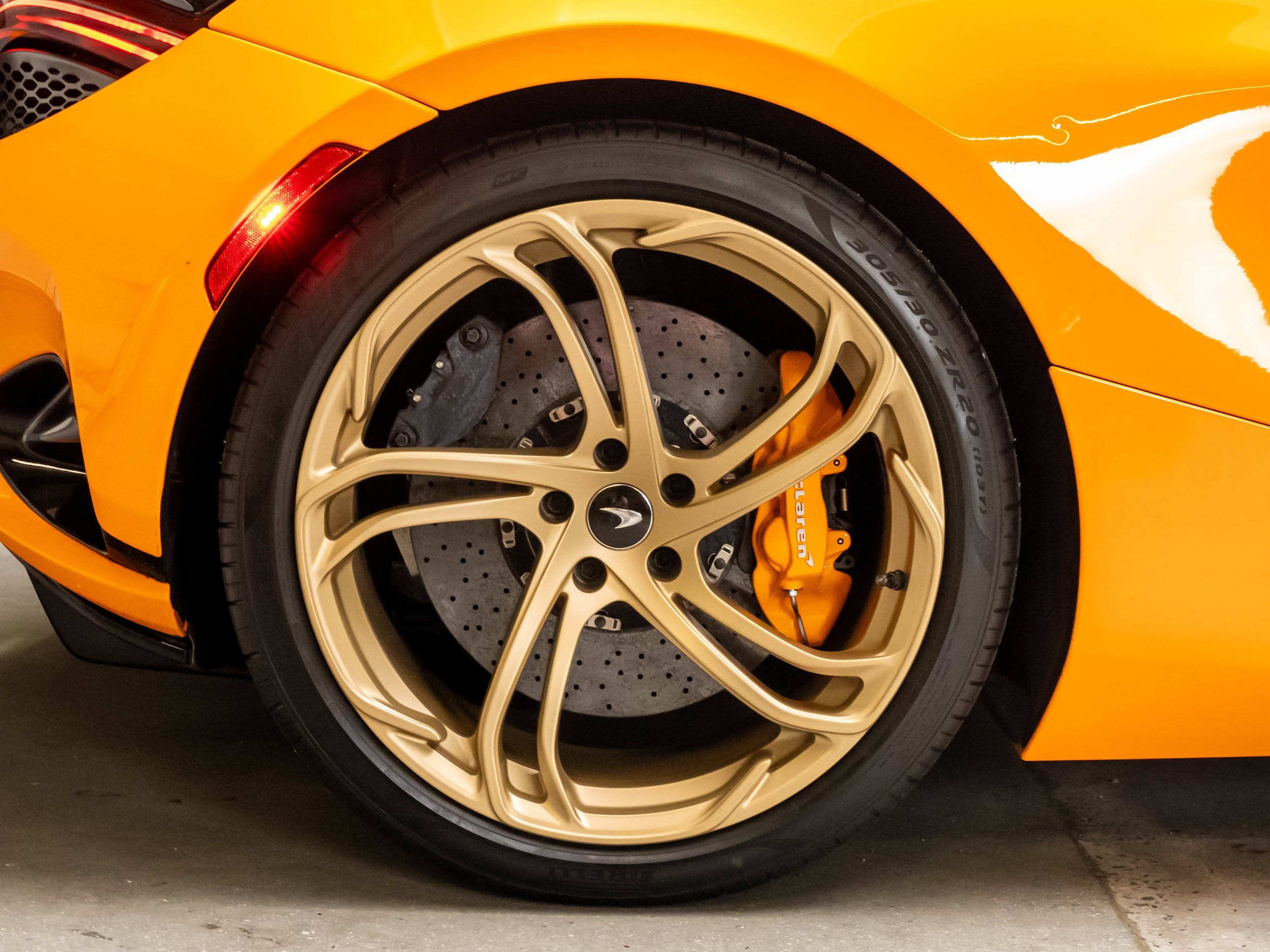 Used 2025 McLaren 750S Spider RWD image 17