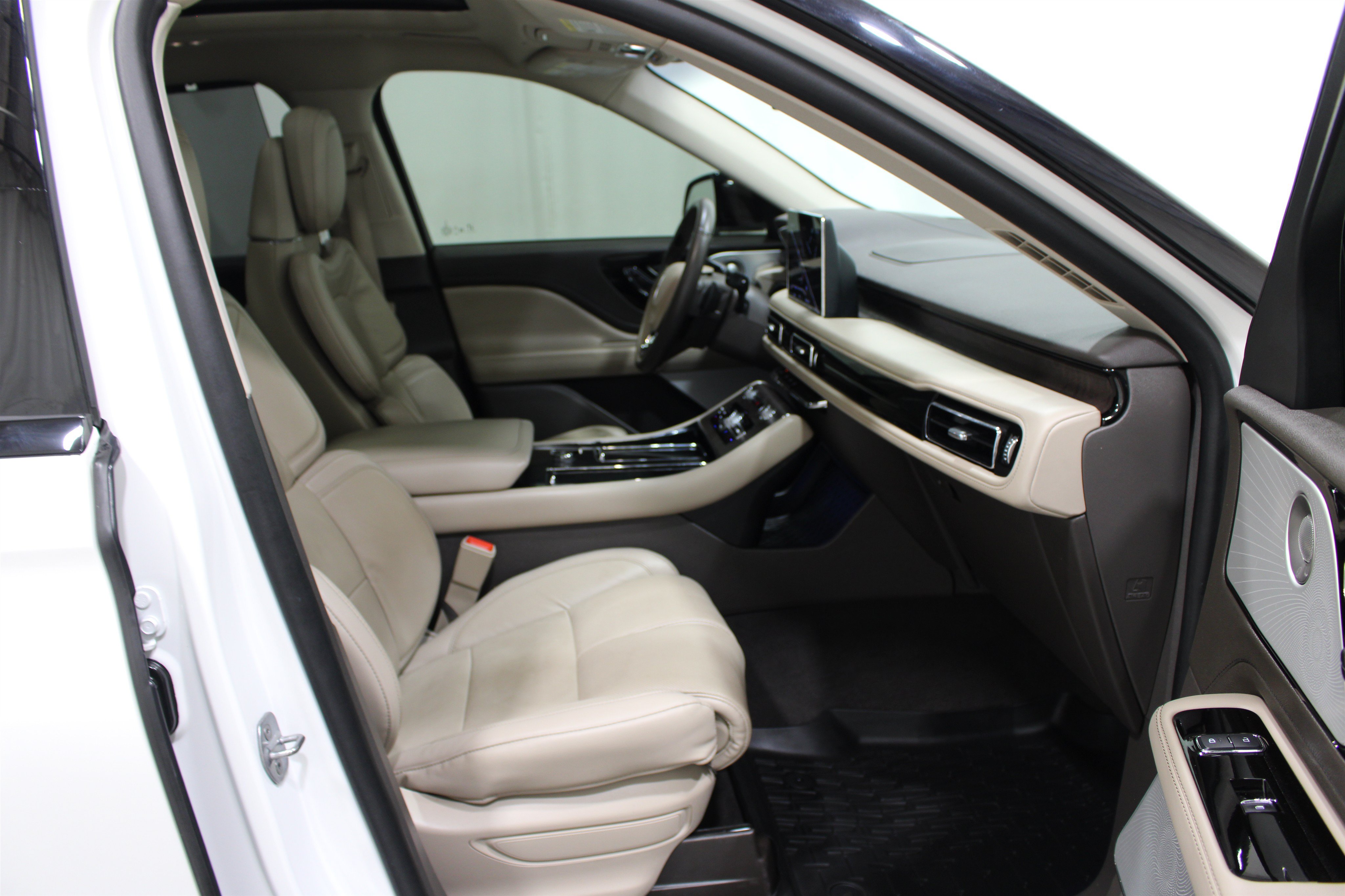 Used 2023 Lincoln Aviator Reserve w/ Equipment Group 201A AWD/4WD image 32