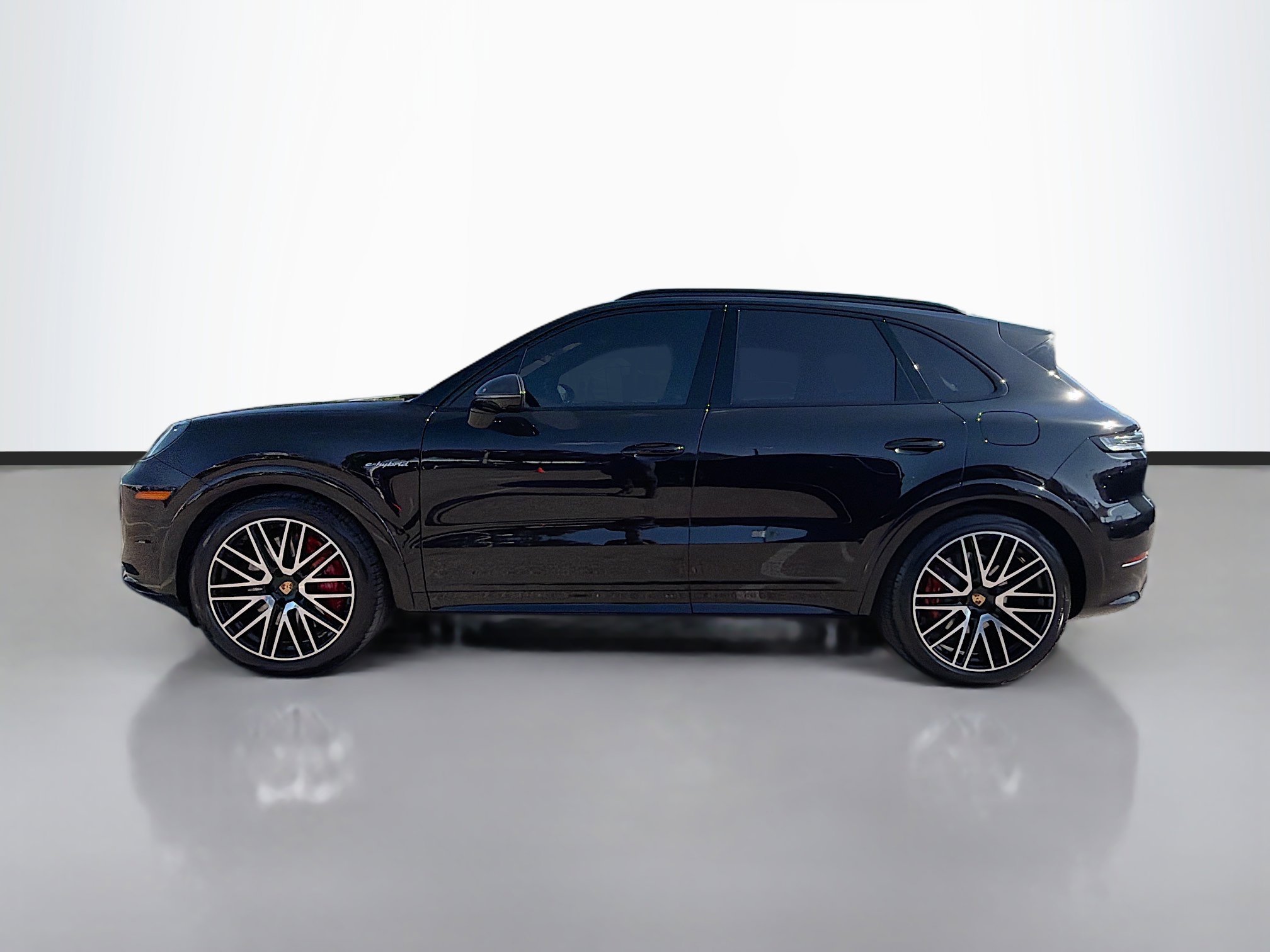 Used 2024 Porsche Cayenne Turbo image 2