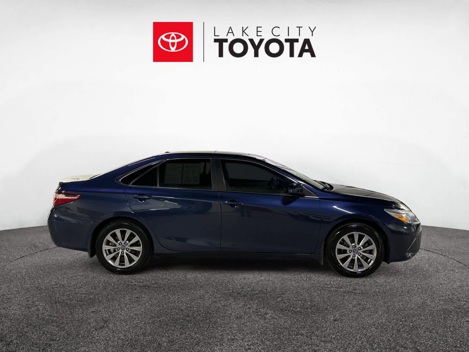 Used 2017 Toyota Camry XLE FWD image 11