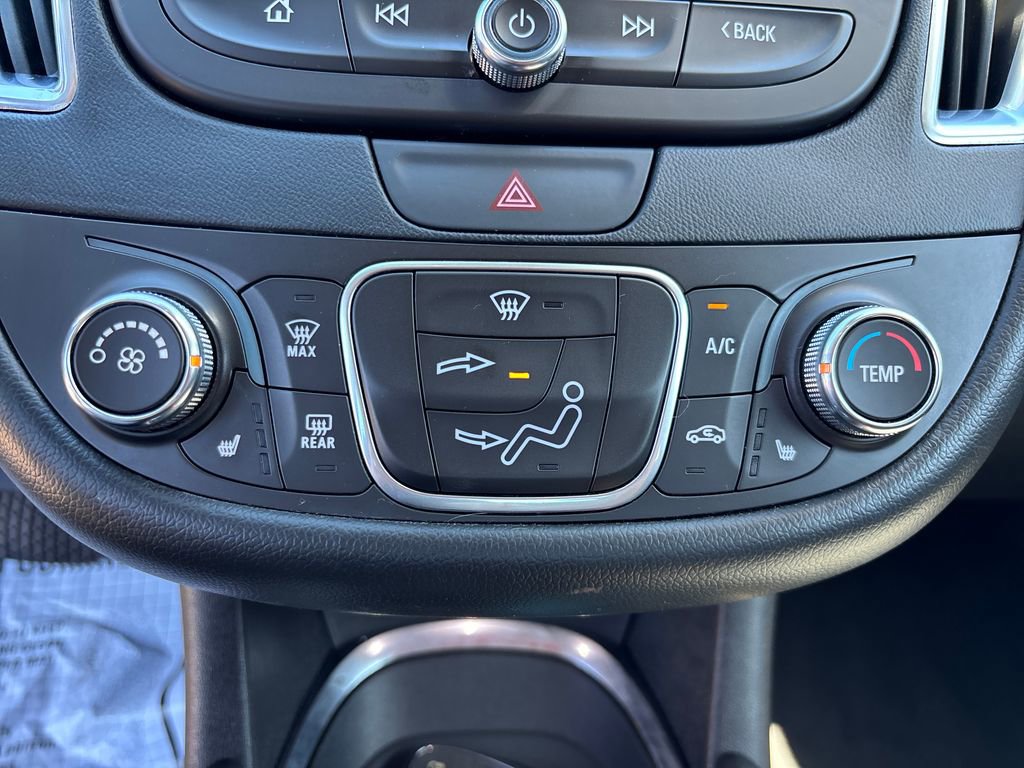 Used 2018 Chevrolet Malibu LT w/ Leather Package FWD image 31