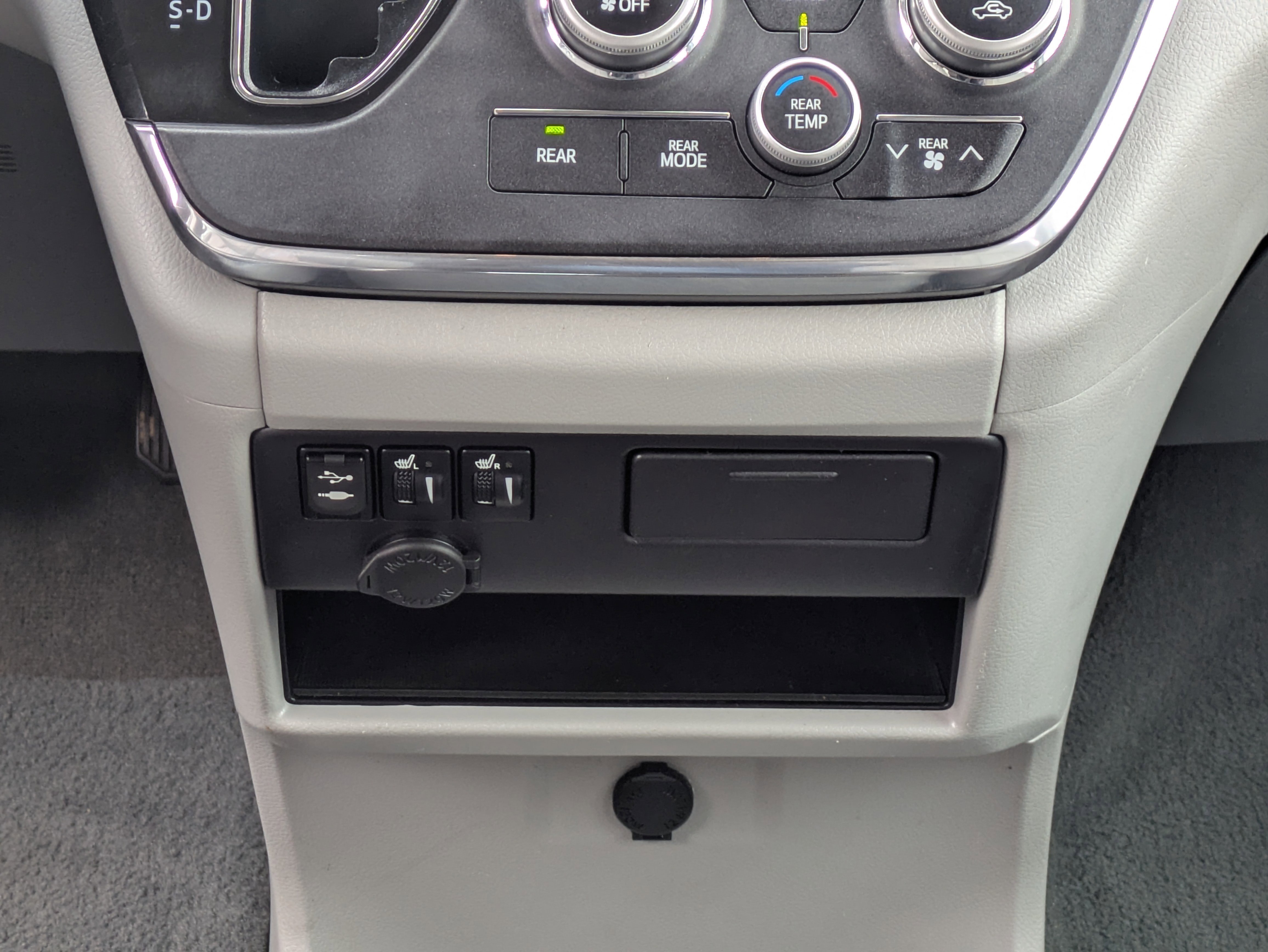 Used 2017 Toyota Sienna XLE w/ XLE Navigation Package FWD image 19
