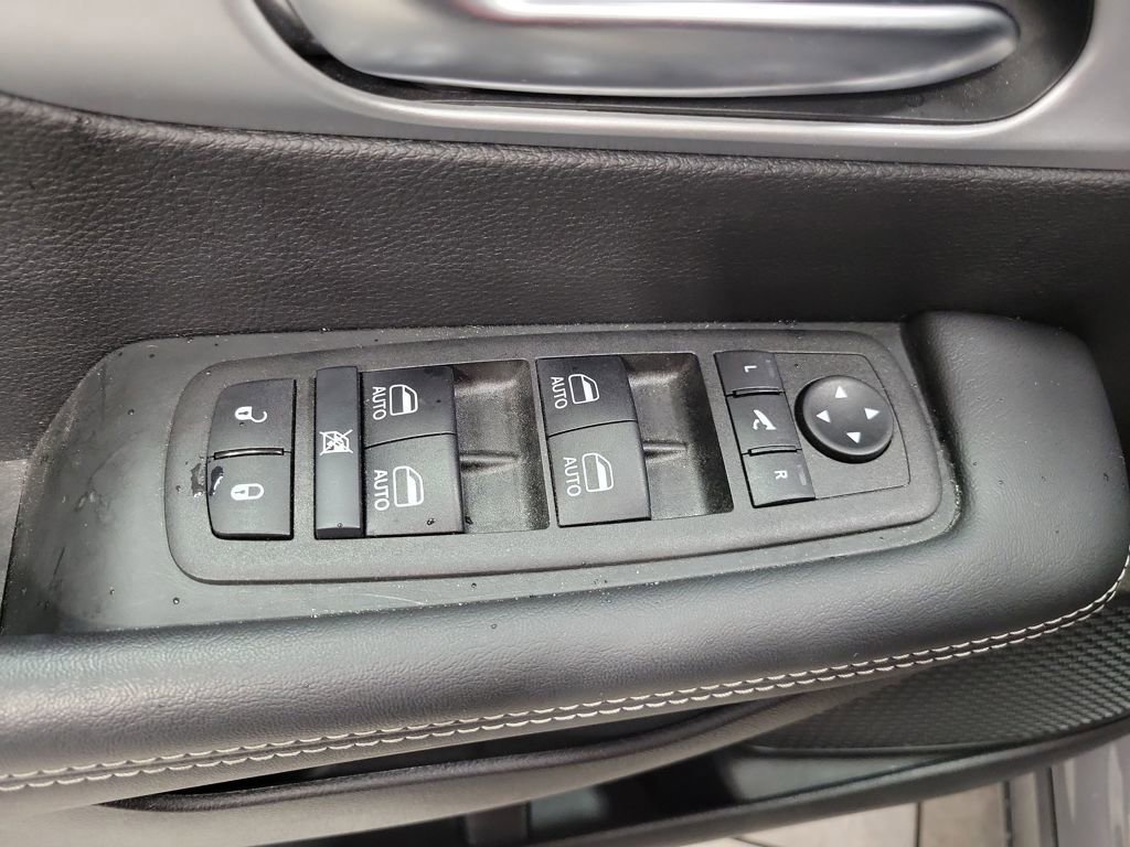 Used 2025 Chrysler Pacifica Limited image 29