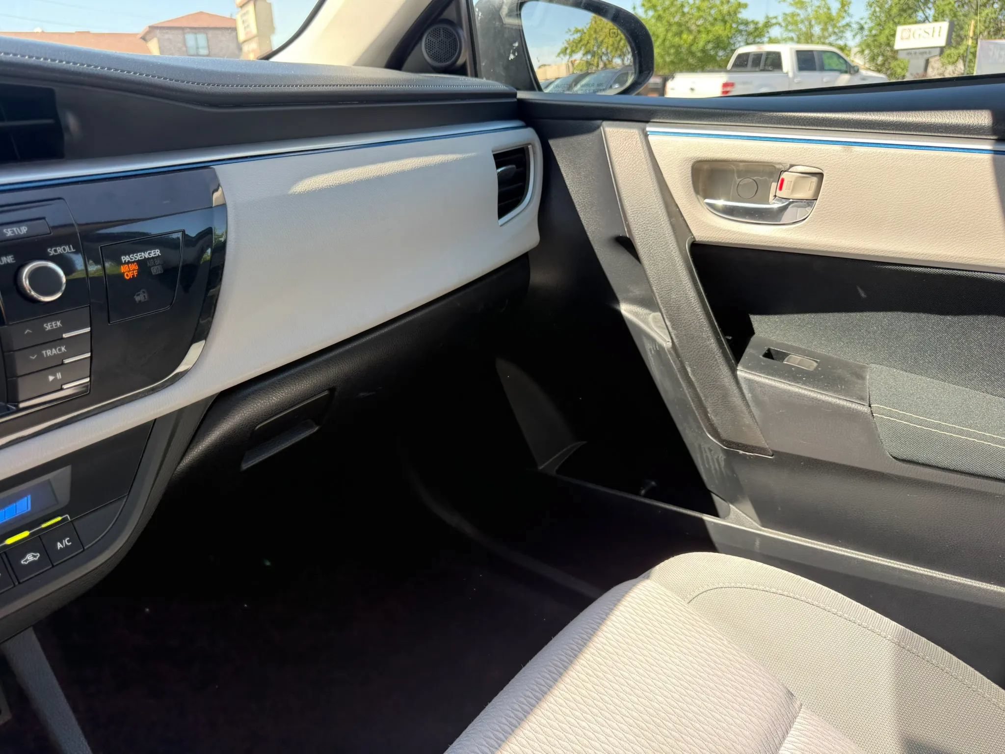 Used 2015 Toyota Corolla LE FWD image 17