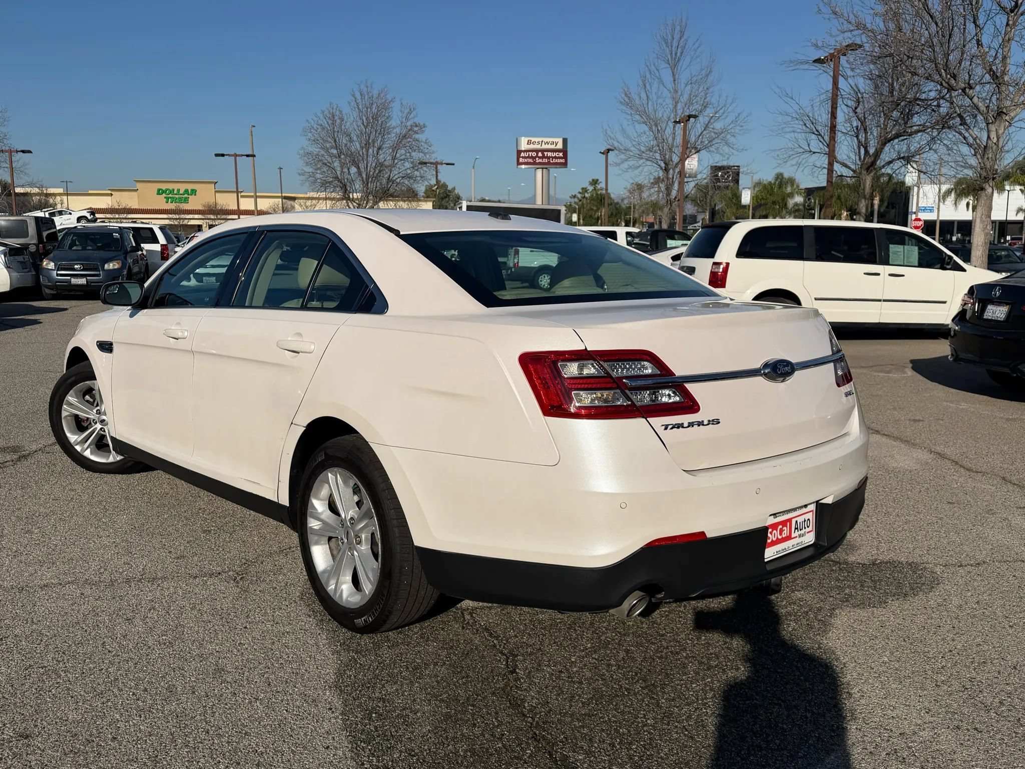 Used 2016 Ford Taurus SEL FWD image 4