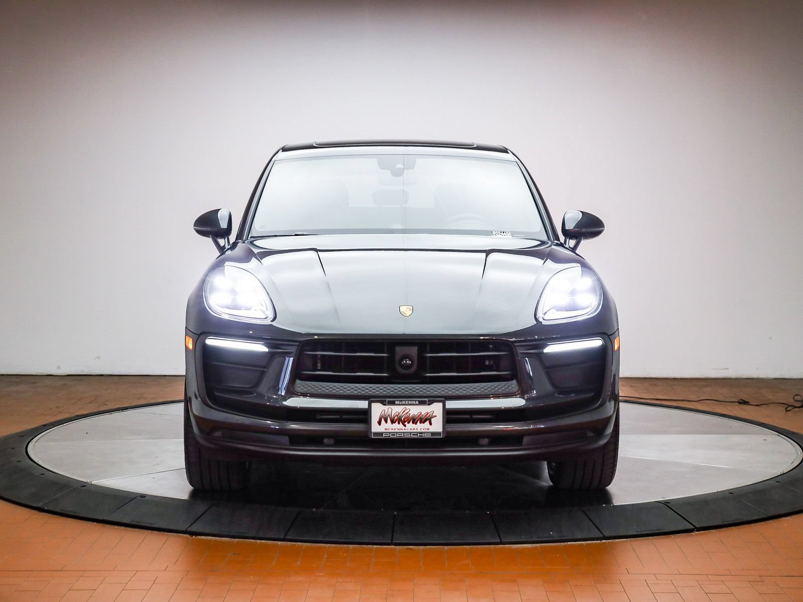 Certified 2025 Porsche Macan AWD/4WD image 15
