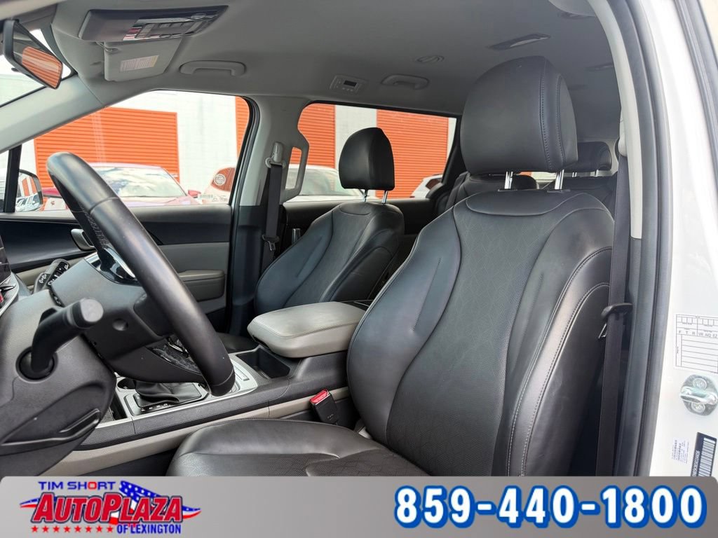 Used 2025 Kia Carnival FWD image 27