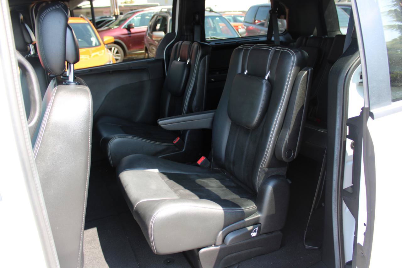 Used 2016 Dodge Grand Caravan SXT FWD image 14