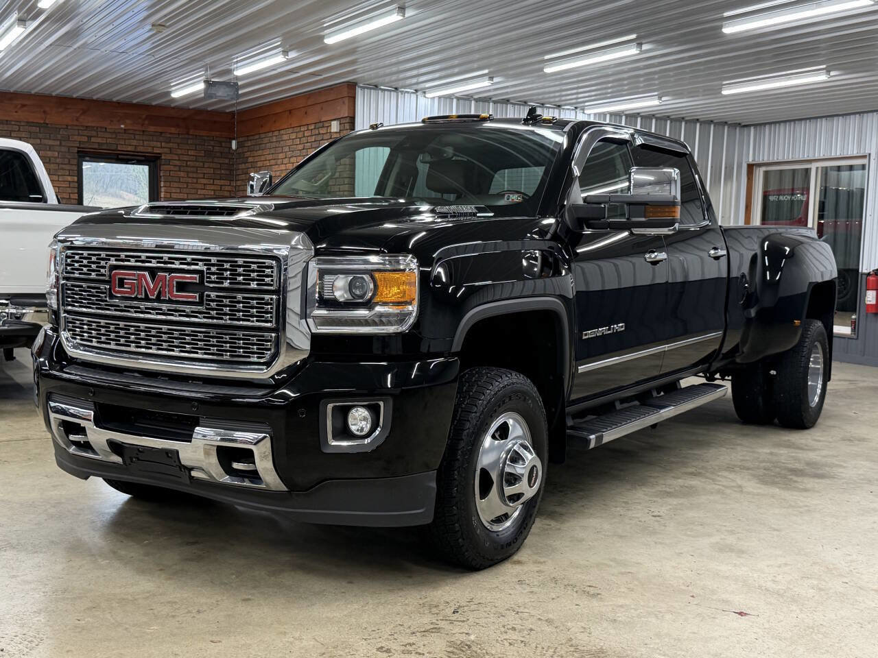 Used 2019 GMC Sierra 3500 Denali w/ Duramax Plus Package image 7