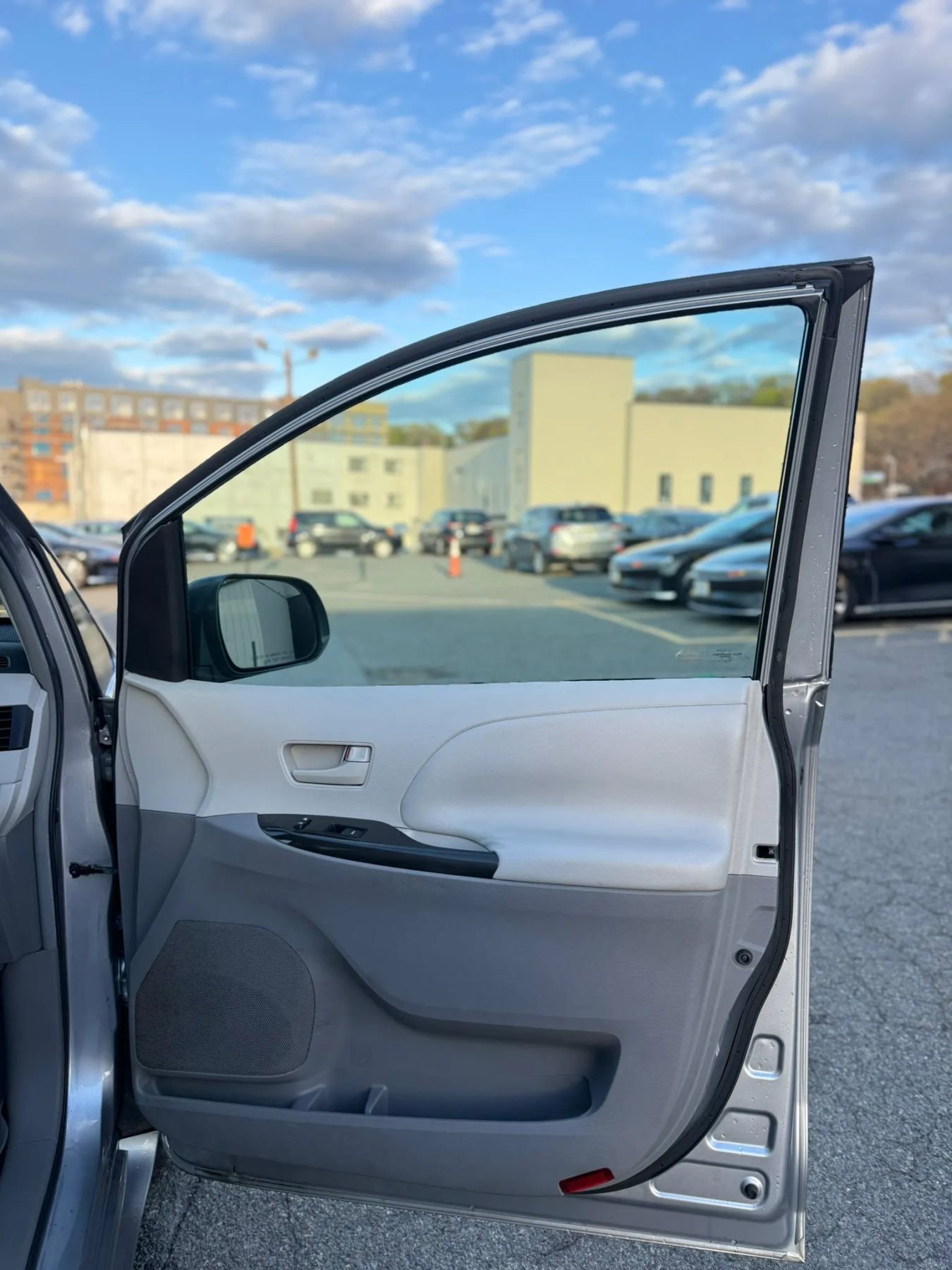 Used 2011 Toyota Sienna LE w/ Towing Pkg FWD image 27