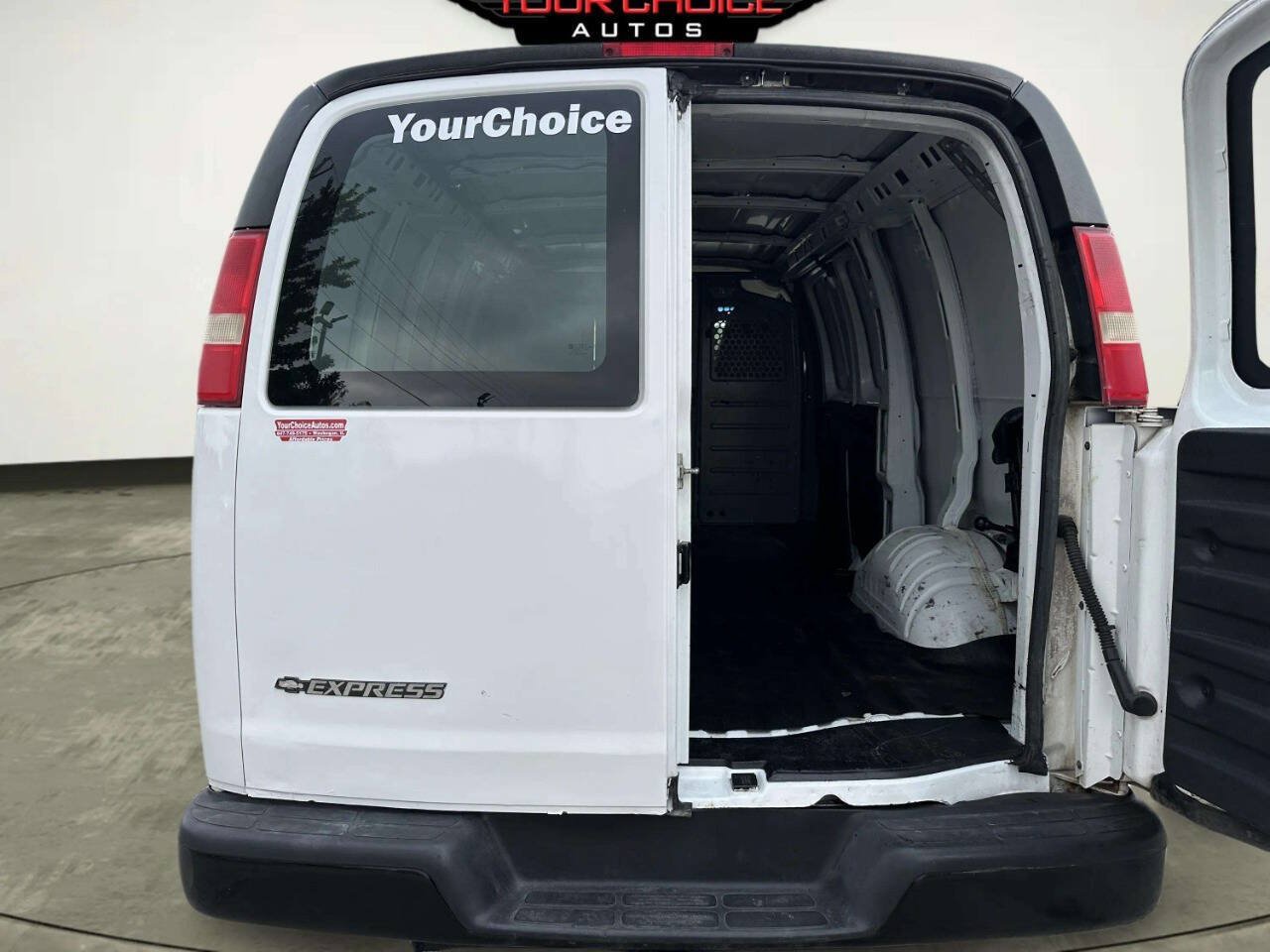 Used 2014 Chevrolet Express 2500 RWD image 37