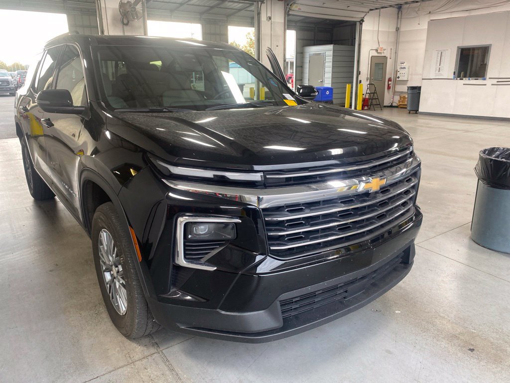 Used 2025 Chevrolet Traverse LT AWD/4WD image 1