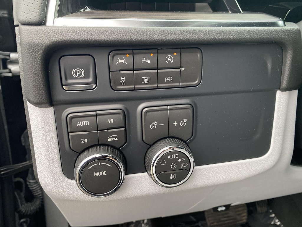 Certified 2026 Chevrolet Suburban Premier AWD/4WD image 23