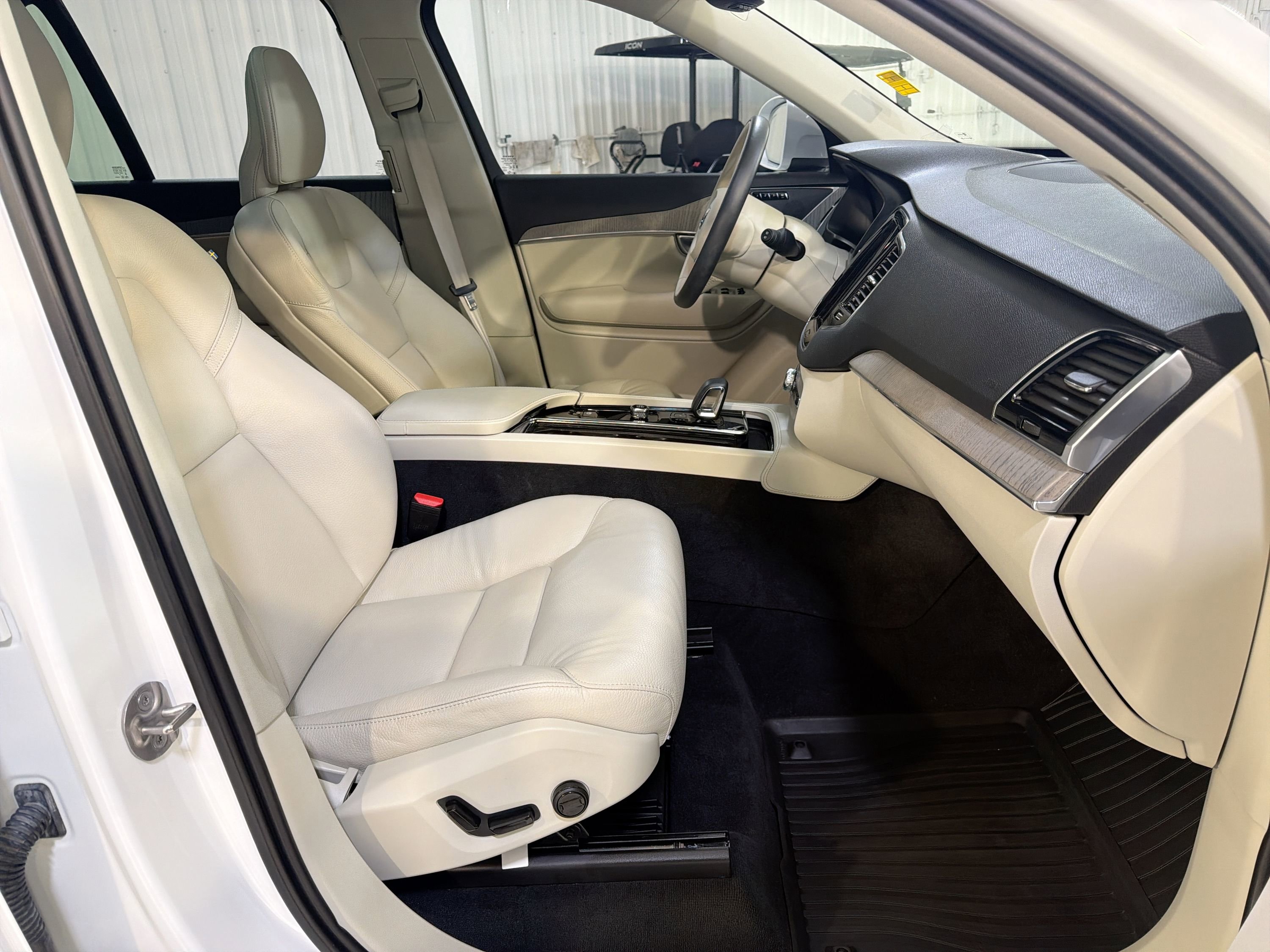 Used 2025 Volvo XC90 B5 Plus w/ Protection Package Premier AWD/4WD image 30
