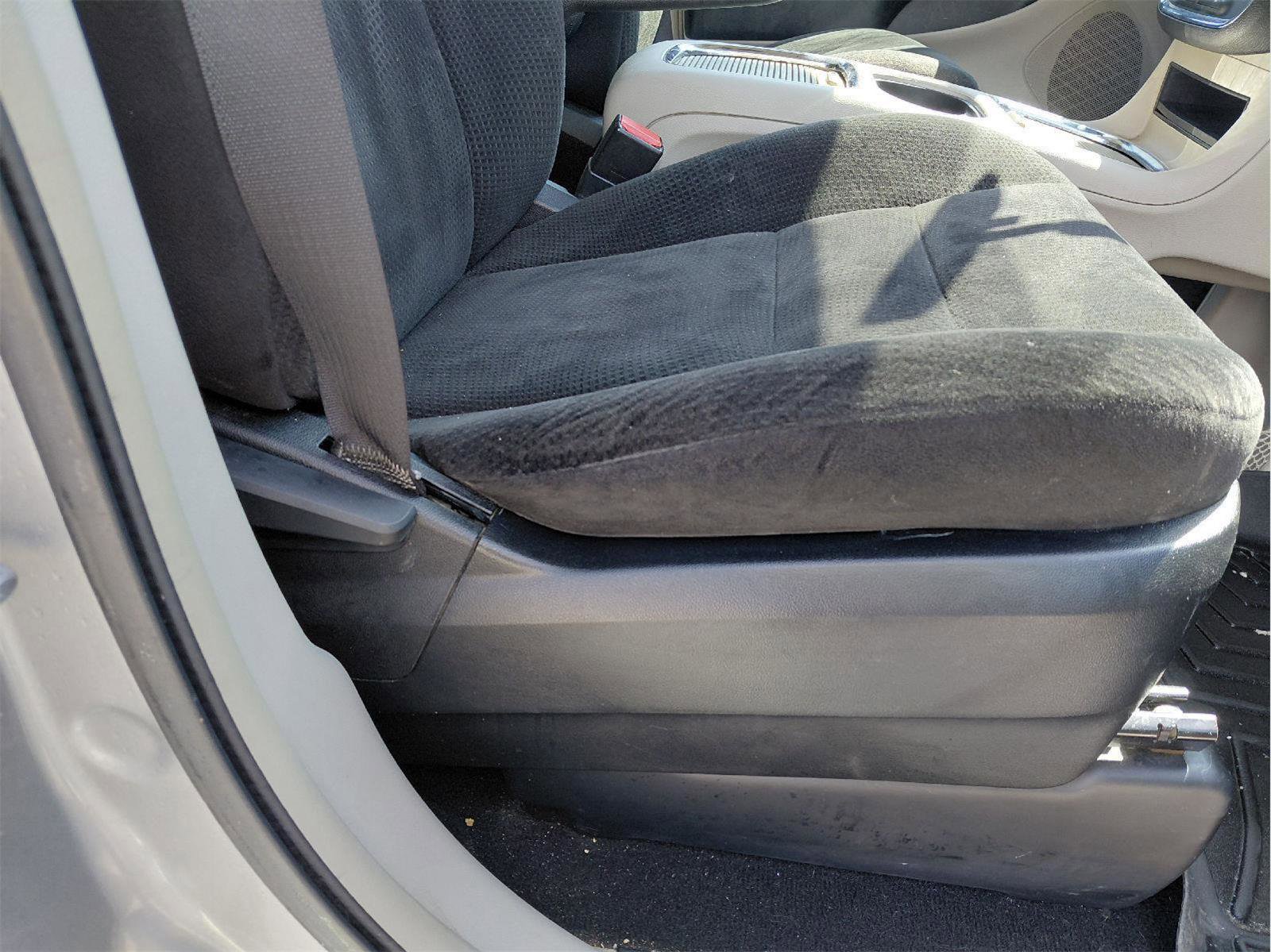 Used 2015 Chrysler Town & Country Touring FWD image 13
