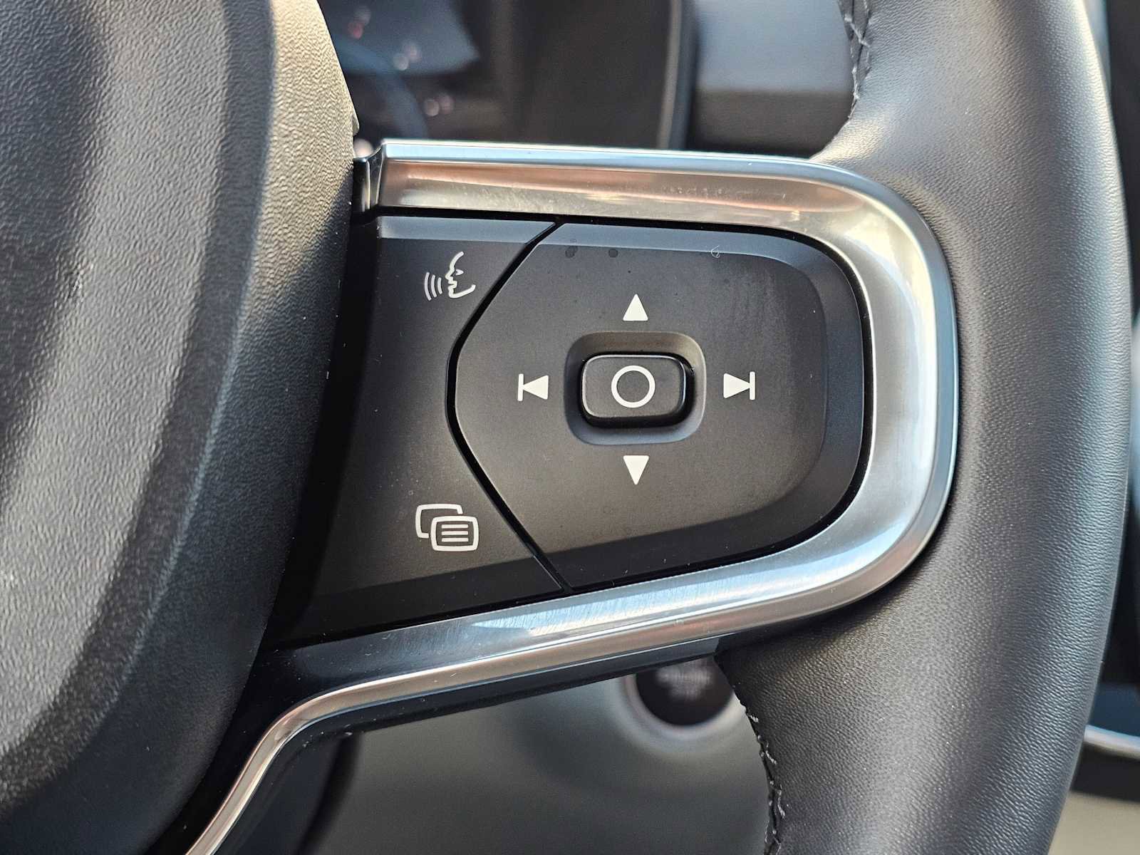 Certified 2024 Volvo XC40 B5 Plus w/ Protection Package Premier image 21