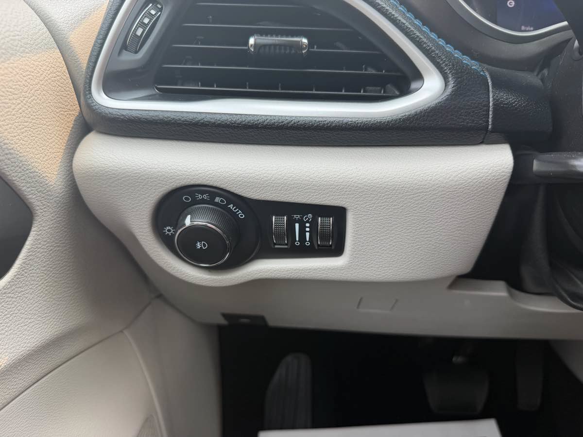 Used 2021 Chrysler Pacifica Touring-L FWD image 28