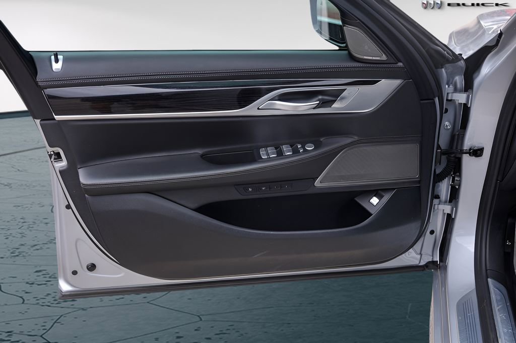 Used 2019 BMW 740i w/ Executive Package RWD image 27