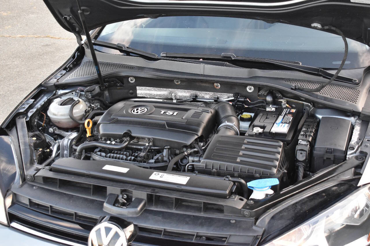 Used 2017 Volkswagen Golf S image 31
