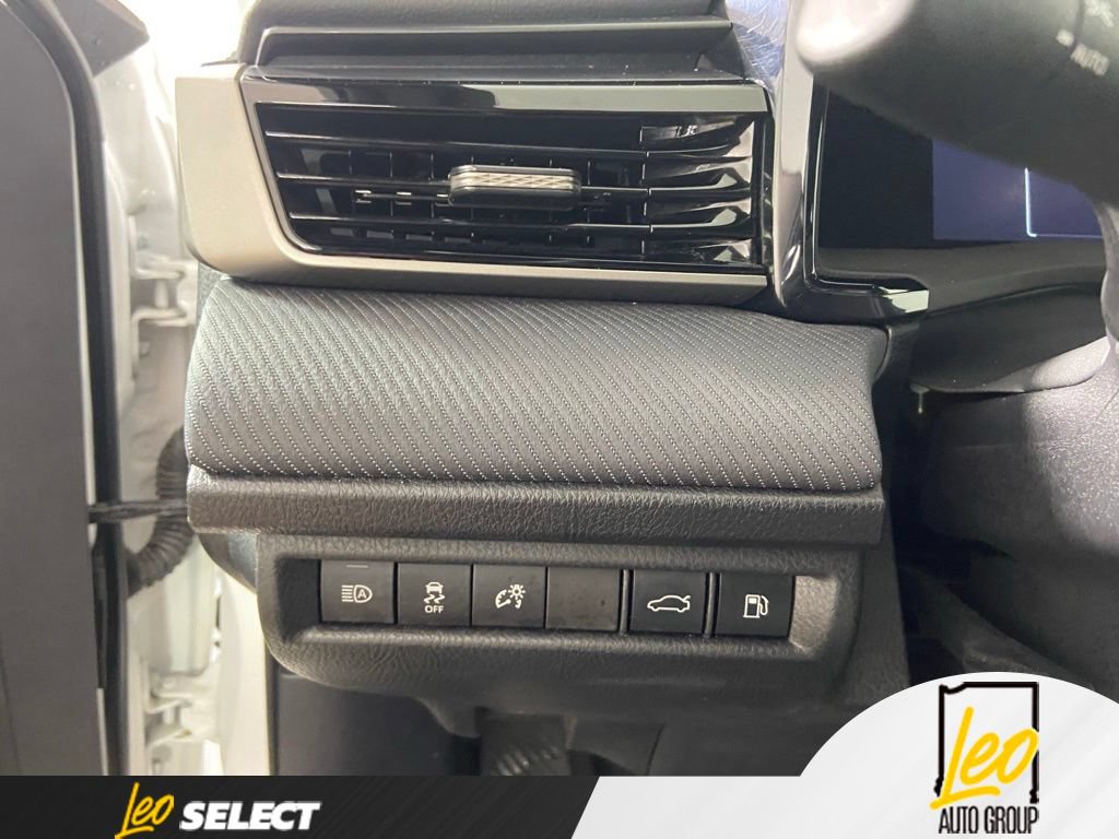 Used 2025 Toyota Camry SE FWD image 11