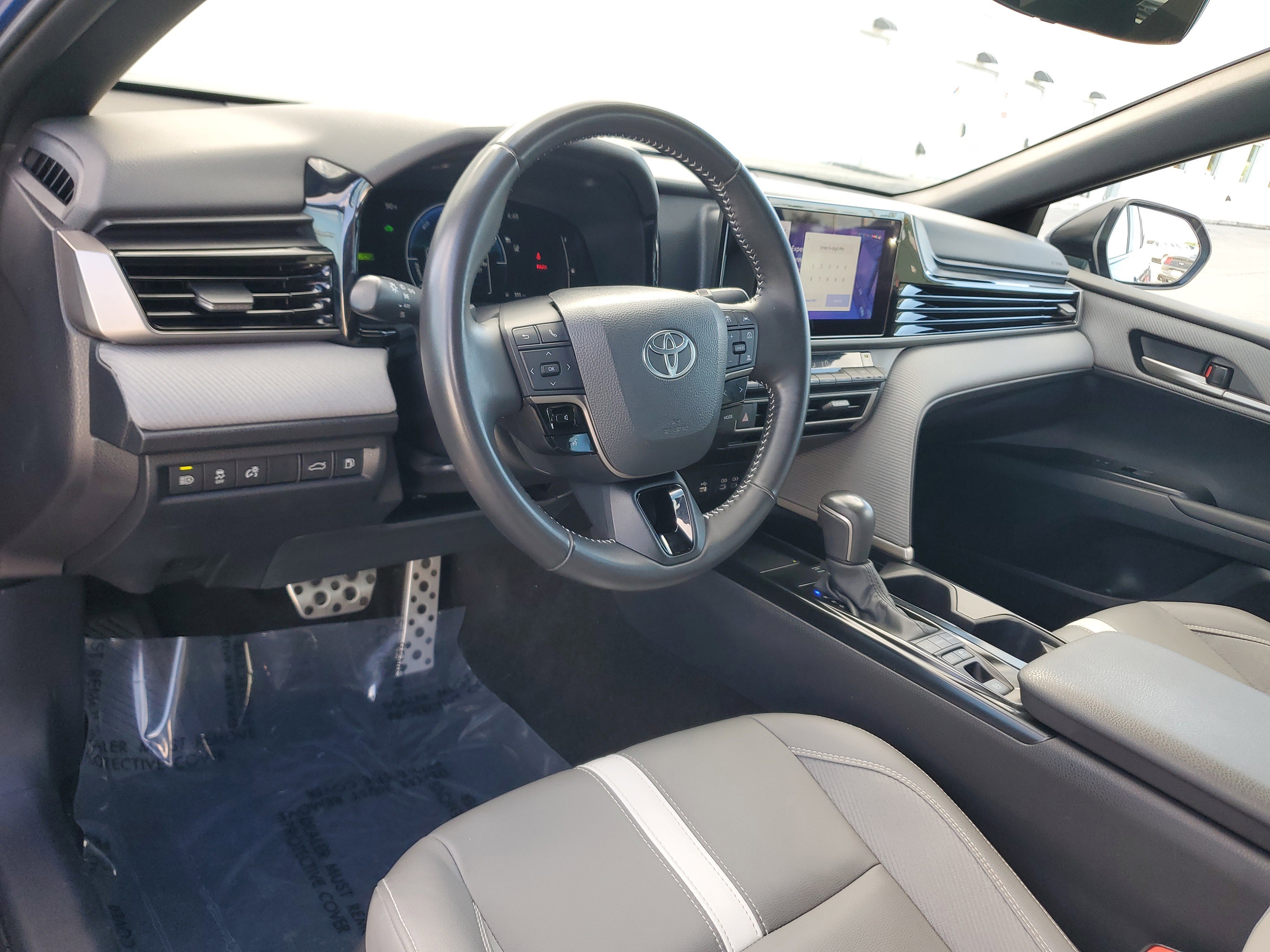 Used 2025 Toyota Camry SE image 12