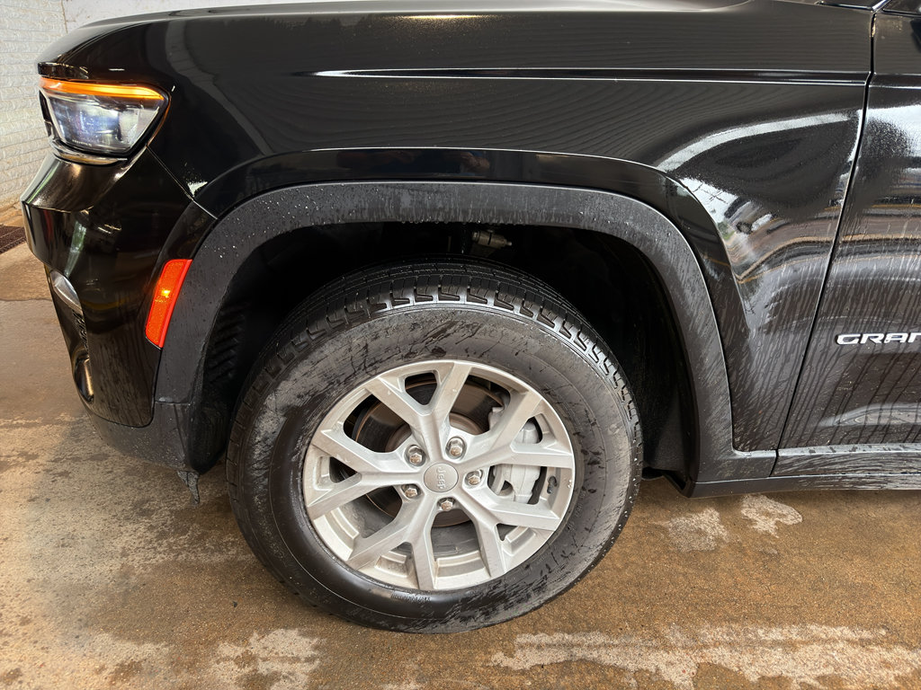 Used 2024 Jeep Grand Cherokee Limited AWD/4WD image 3