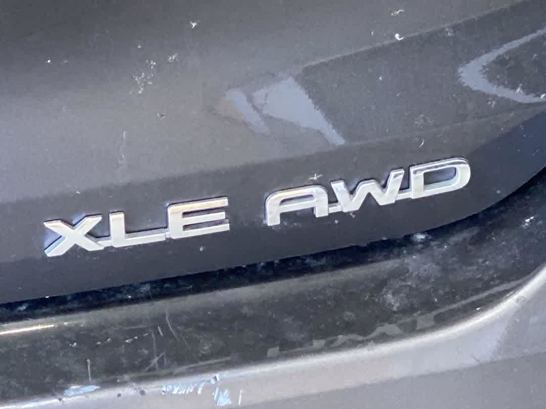 Certified 2021 Toyota Highlander XLE AWD/4WD image 12