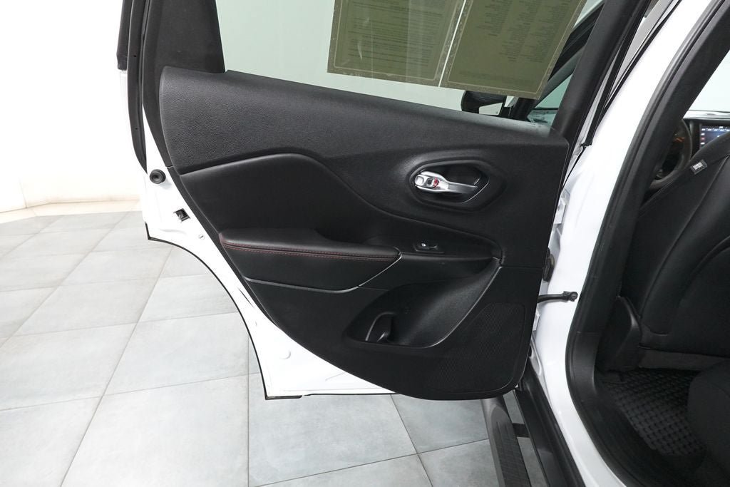 Used 2022 Jeep Cherokee Trailhawk AWD/4WD image 24