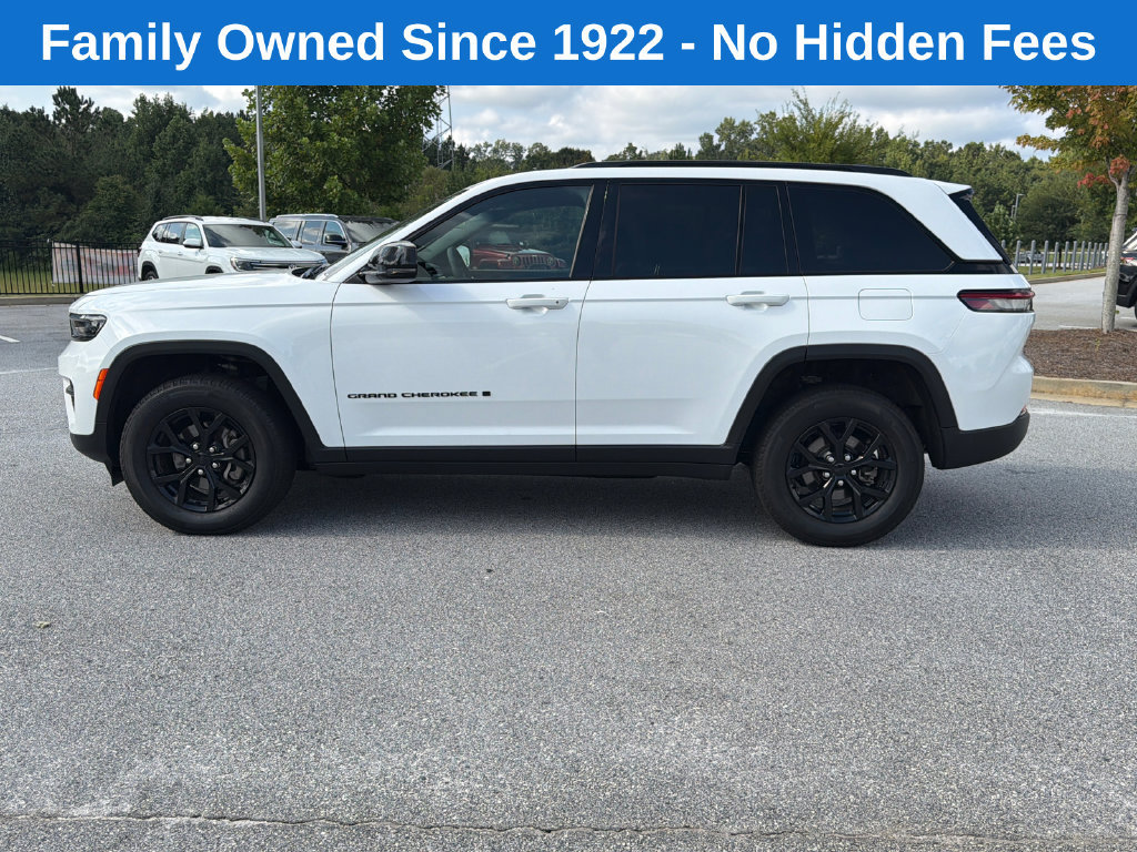 Used 2025 Jeep Grand Cherokee Altitude AWD/4WD image 4