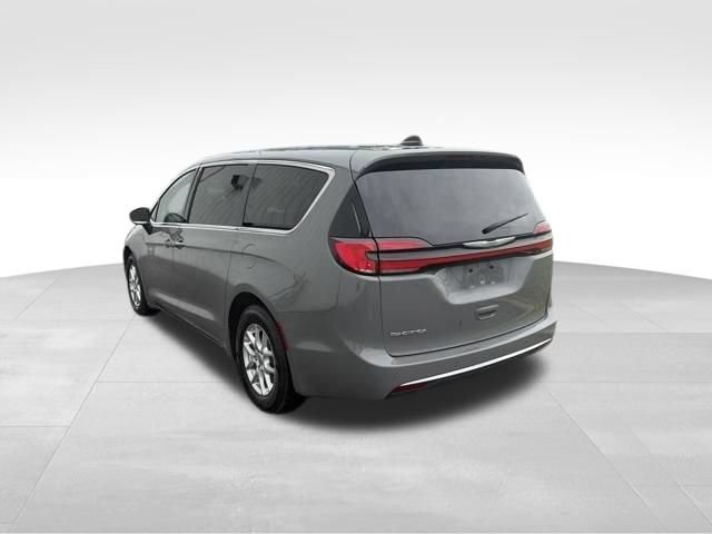 Used 2023 Chrysler Pacifica Touring-L FWD image 5