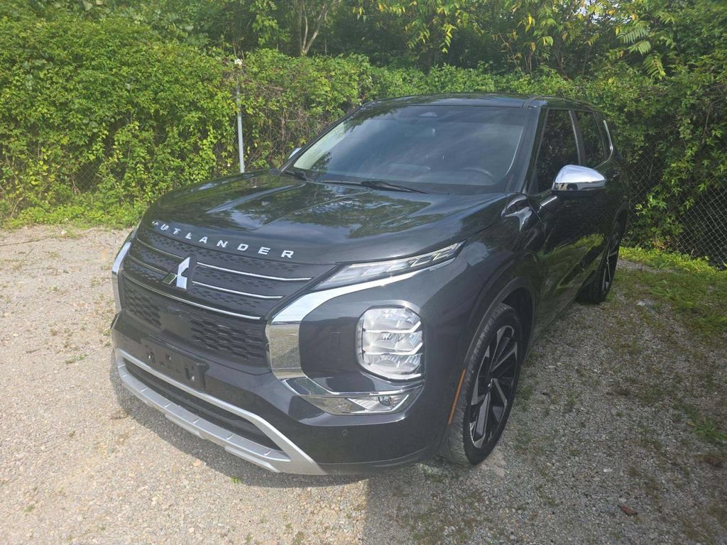 Used 2023 Mitsubishi Outlander SE AWD/4WD image 2