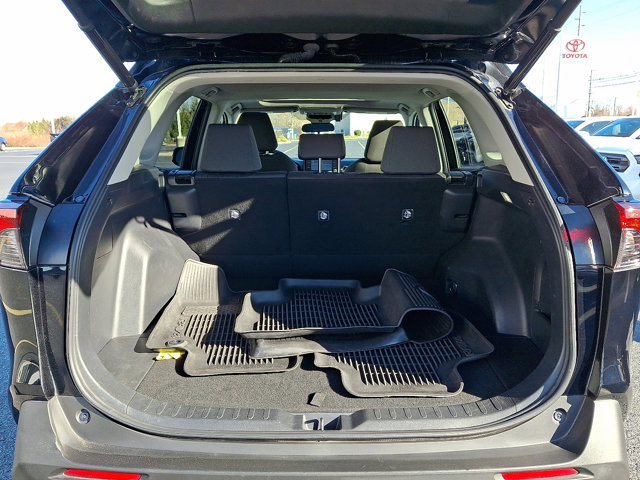 Used 2022 Toyota RAV4 XLE image 31
