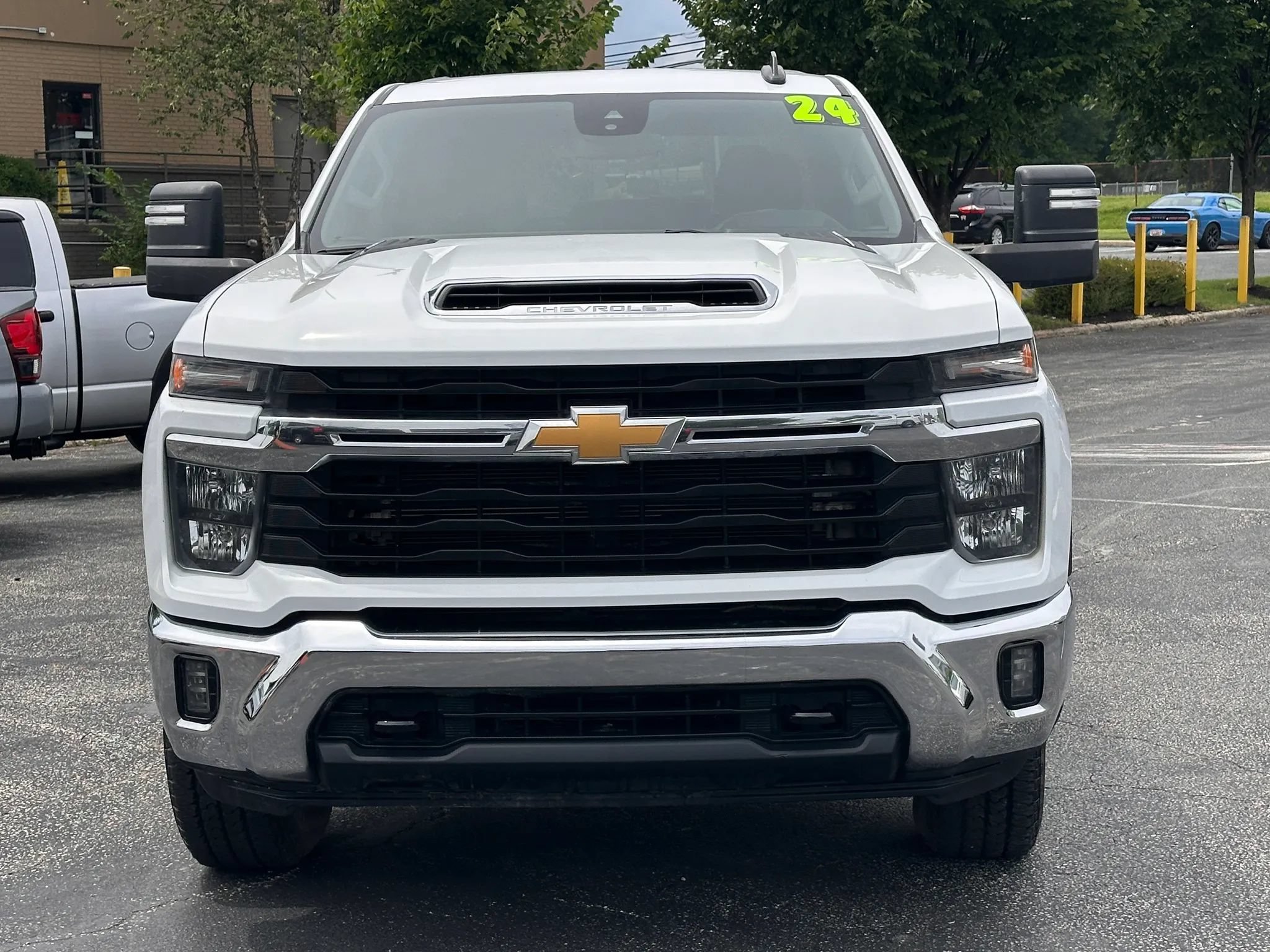 Used 2024 Chevrolet Silverado 2500 LT AWD/4WD image 2